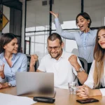 GRUPO DE PERSONAS TRABAJANDO EN LA OFICINA