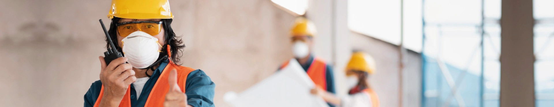 personal trabajando en obra