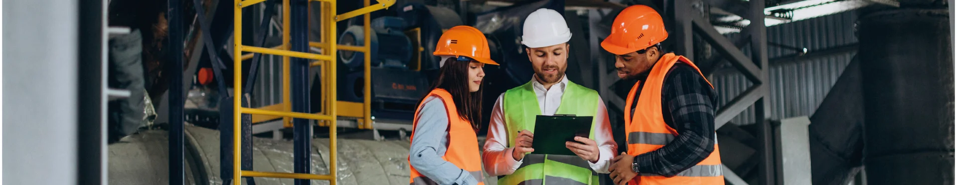 personal de obra con implementos de seguridad industrial