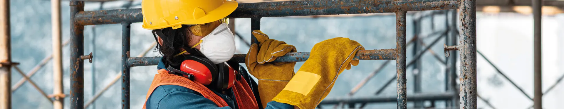 personal de obra laborando con sus implementos de seguridad